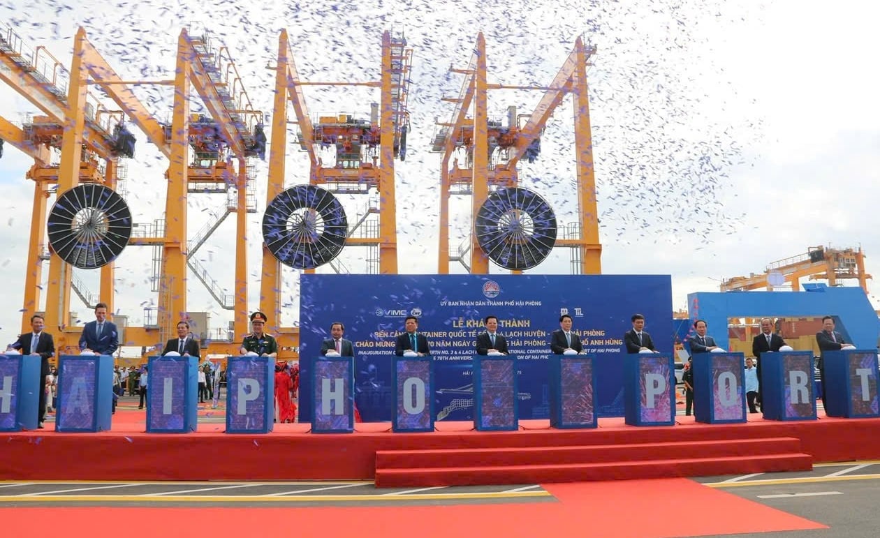 Chủ tịch nước Lương Cường (thứ 5 từ phải sang) tham gia ấn nút khánh thành bến cảng container số 3 và số 4. Ảnh: Đinh Mười. Chủ tịch nước Lương Cường (thứ 5 từ phải sang) tham gia ấn nút khánh thành bến cảng container số 3 và số 4. Ảnh: Đinh Mười.