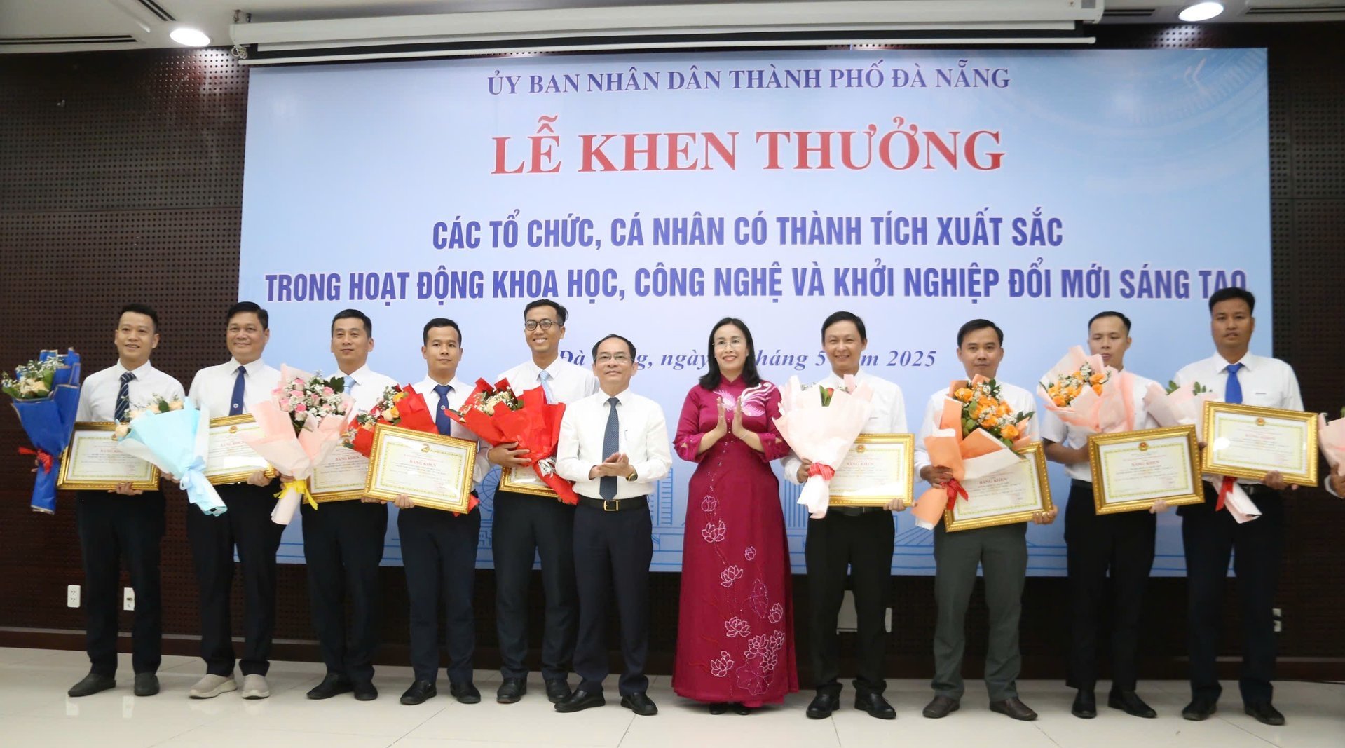 Trao bằng khen và hoa chúc mừng các cá nhân, tổ chức có thành tích xuất sắc trong hoạt động khoa học, công nghệ và khởi nghiệp đổi mới sáng tạo năm 2024. Ảnh: Phạm Huy. Trao bằng khen và hoa chúc mừng các cá nhân, tổ chức có thành tích xuất sắc trong hoạt động khoa học, công nghệ và khởi nghiệp đổi mới sáng tạo năm 2024. Ảnh: Phạm Huy.