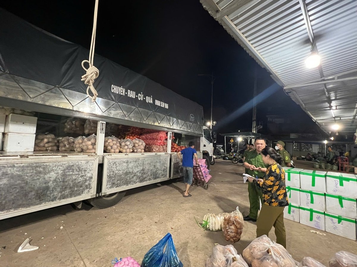 Hơn 300kg rau không đảm bảo chất lượng bị lực lượng chức năng phát hiện ở TP. Sơn La. Ảnh: Vạn Tâm. Hơn 300kg rau không đảm bảo chất lượng bị lực lượng chức năng phát hiện ở TP. Sơn La. Ảnh: Vạn Tâm.