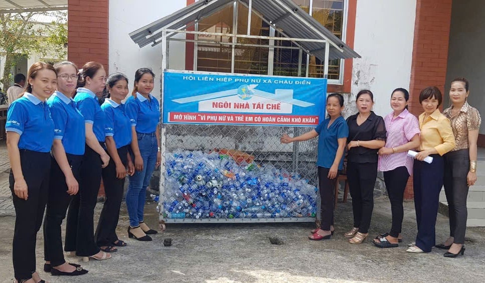Số tiền bán phế liệu tại 11 nhà tái chế rác được hỗ trợ lại cho các em học sinh có hoàn cảnh khó khăn, phụ nữ khuyết tật. Ảnh: Lê Hùng. Số tiền bán phế liệu tại 11 nhà tái chế rác được hỗ trợ lại cho các em học sinh có hoàn cảnh khó khăn, phụ nữ khuyết tật. Ảnh: Lê Hùng.