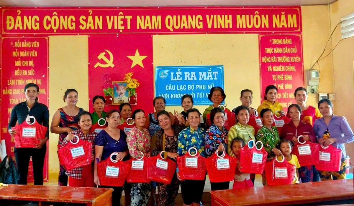 Hiện nay nhiều người dân tỉnh Trà Vinh dùng giỏ đi chợ đựng thức ăn thay cho túi nilon. Ảnh: Lê Hùng. Hiện nay nhiều người dân tỉnh Trà Vinh dùng giỏ đi chợ đựng thức ăn thay cho túi nilon. Ảnh: Lê Hùng.