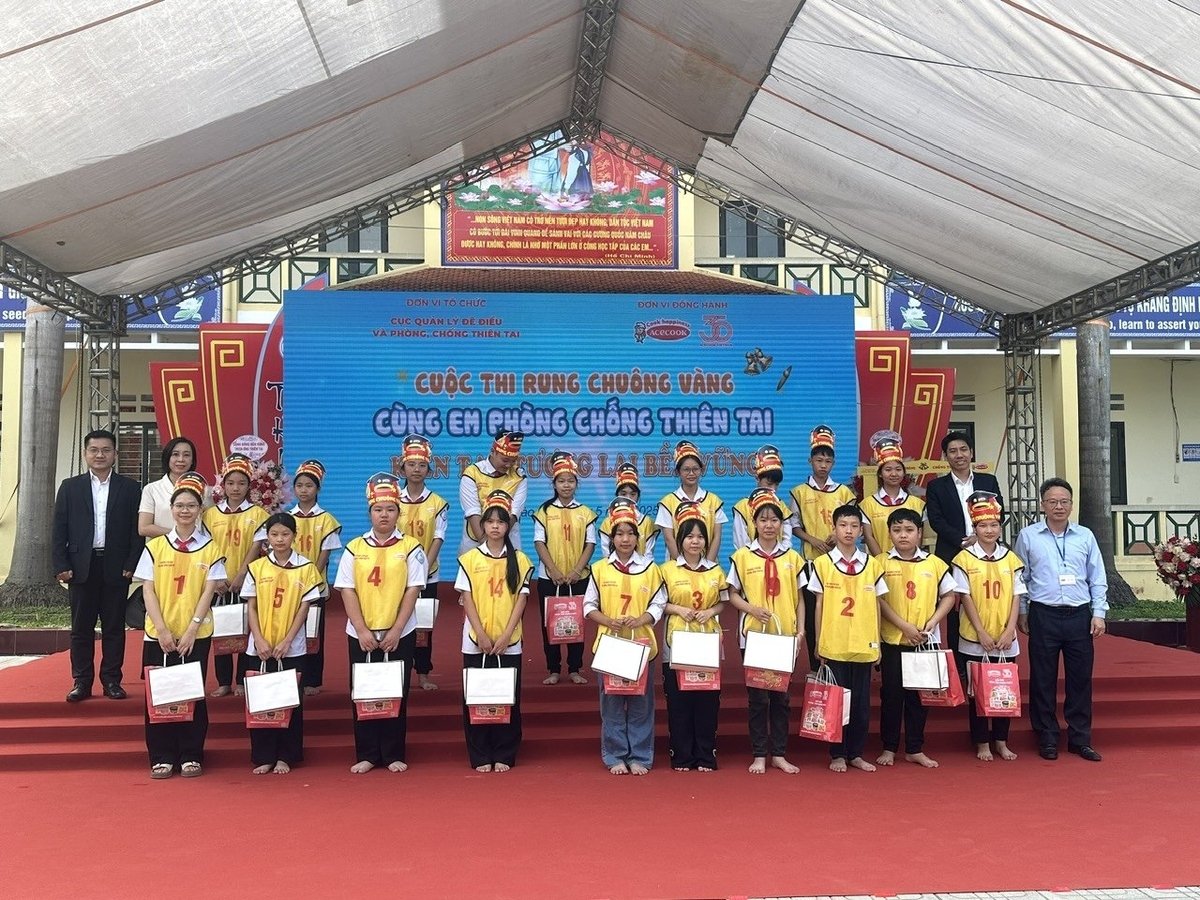 Ban tổ chức tặng quà cho các thí sinh tham gia rung chuông vàng. Ảnh: Bích Hợp. Ban tổ chức tặng quà cho các thí sinh tham gia rung chuông vàng. Ảnh: Bích Hợp.