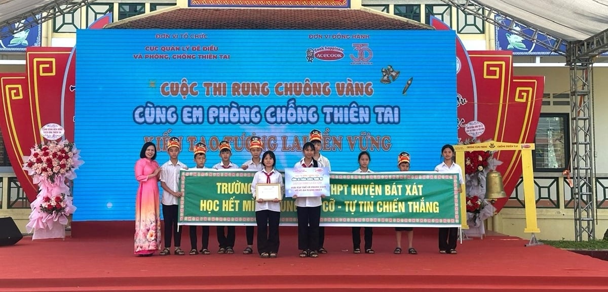 Ban tổ chức cũng trao 3 giải cho 3 đội cổ động viên nhiệt tình nhất, ấn tượng nhất và thân nhiện nhất cho trường THCS thị trấn Bát Xát, trường PTDTNT THCS&THPT huyện Bát Xát và trường THCS Quang Kim. Ảnh: Bích Hợp. Ban tổ chức cũng trao 3 giải cho 3 đội cổ động viên nhiệt tình nhất, ấn tượng nhất và thân nhiện nhất cho trường THCS thị trấn Bát Xát, trường PTDTNT THCS&THPT huyện Bát Xát và trường THCS Quang Kim. Ảnh: Bích Hợp.