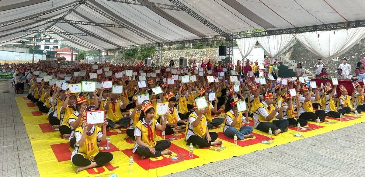 100 bạn học sinh của 3 trường PTCS của huyện Bát Xát, Lào Cai đã tham gia cuộc thi rung chuông vàng 'Cùng em phòng chống thiên tai - Kiến tạo tương lai bền vững'. Ảnh: Bích Hợp. 100 bạn học sinh của 3 trường PTCS của huyện Bát Xát, Lào Cai đã tham gia cuộc thi rung chuông vàng 'Cùng em phòng chống thiên tai - Kiến tạo tương lai bền vững'. Ảnh: Bích Hợp.