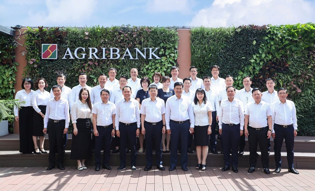 Đại diện hai đơn vị Agribank và MobiFone chụp ảnh lưu niệm. Ảnh: Agribank. Đại diện hai đơn vị Agribank và MobiFone chụp ảnh lưu niệm. Ảnh: Agribank.