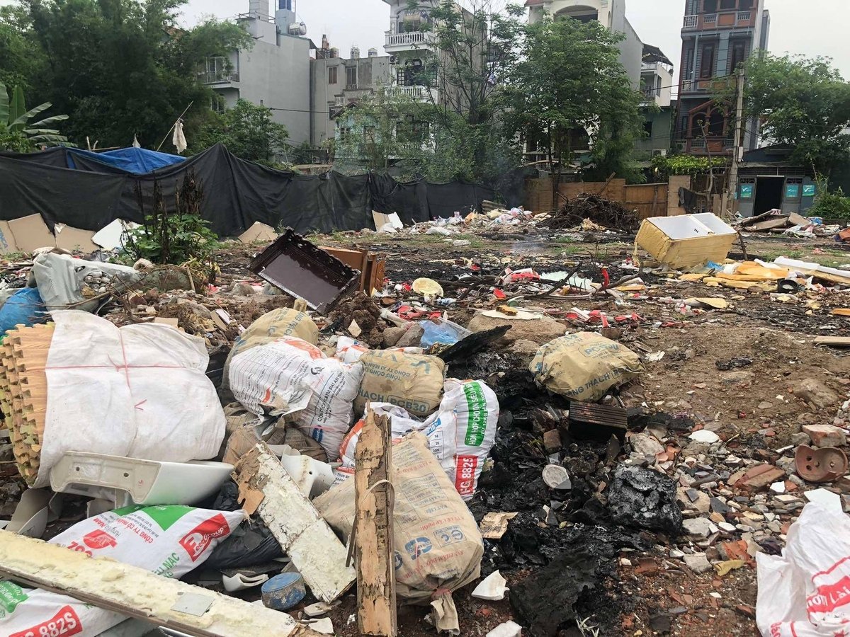 Bãi rác lộ thiên nằm giữa khu dân cư đông người nhưng không ai bị phát hiện hay xử phạt vì vứt rác tại đây. Ảnh: Hoàng Hiền. Bãi rác lộ thiên nằm giữa khu dân cư đông người nhưng không ai bị phát hiện hay xử phạt vì vứt rác tại đây. Ảnh: Hoàng Hiền.