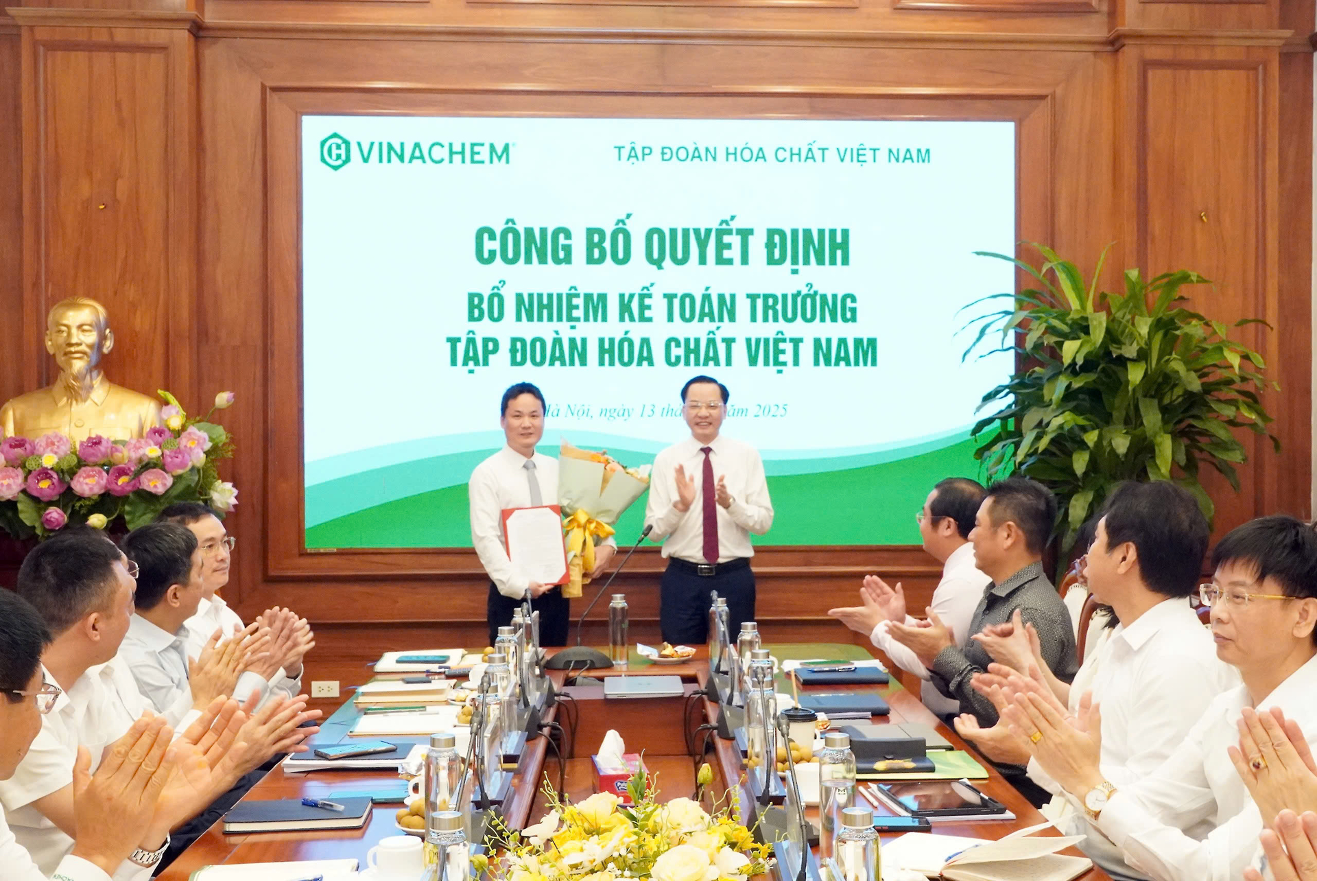Ông Nguyễn Hữu Tú, Tổng giám đốc Tập đoàn, chúc mừng ông Trần Quốc Cương. Ảnh: Vinachem. Ông Nguyễn Hữu Tú, Tổng giám đốc Tập đoàn, chúc mừng ông Trần Quốc Cương. Ảnh: Vinachem.