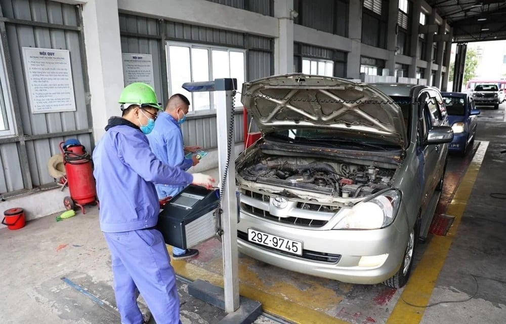 Lộ trình áp dụng quy chuẩn khí thải xe ô tô không phải việc cấm xe theo năm sản xuất mà là yêu cầu về tiêu chuẩn, quy chuẩn khí thải của từng loại xe. Ảnh: Phạm Thiệu. Lộ trình áp dụng quy chuẩn khí thải xe ô tô không phải việc cấm xe theo năm sản xuất mà là yêu cầu về tiêu chuẩn, quy chuẩn khí thải của từng loại xe. Ảnh: Phạm Thiệu.