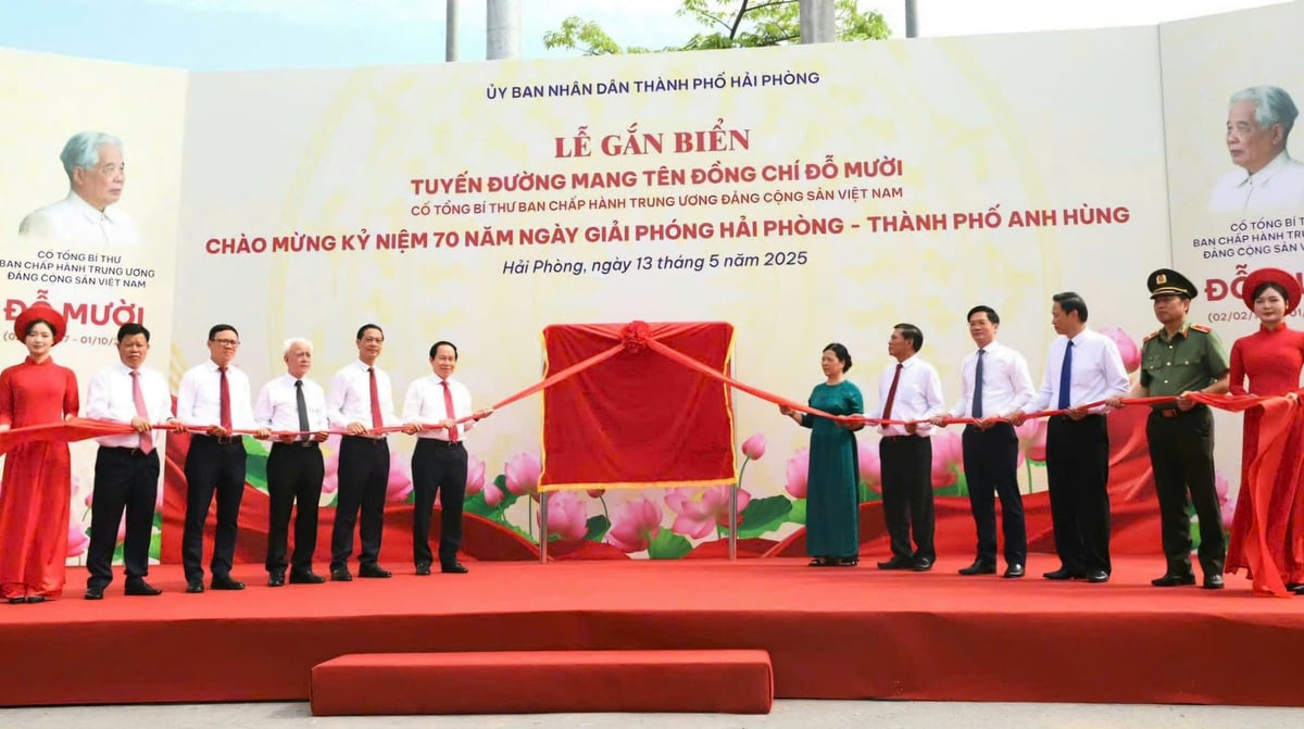 Các đại biểu thực hiện nghi thức gắn biển tuyến đường mang tên cố Tổng Bí thư Đỗ Mười. Ảnh: Hoàng Phong. Các đại biểu thực hiện nghi thức gắn biển tuyến đường mang tên cố Tổng Bí thư Đỗ Mười. Ảnh: Hoàng Phong.