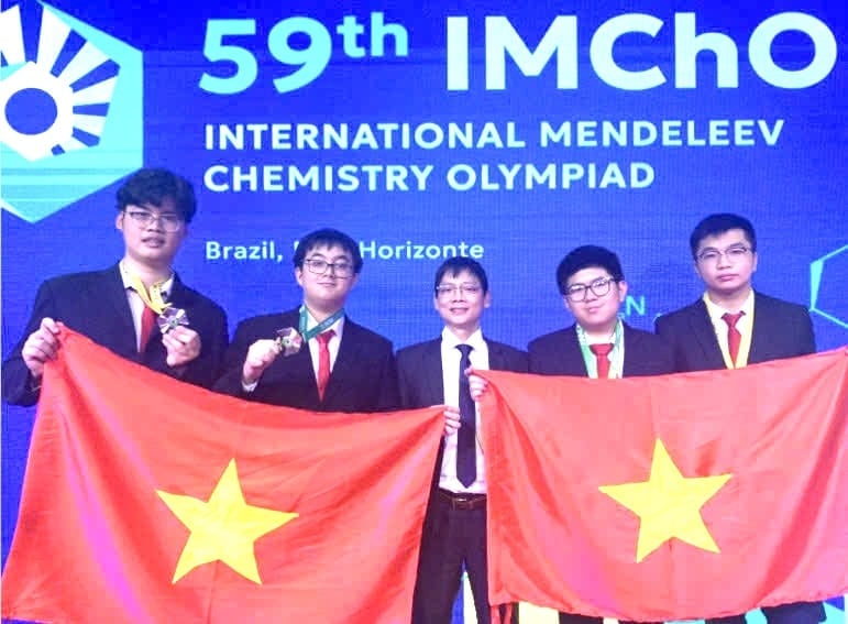 4 thí sinh đại diện đoàn Việt Nam tham dự Kỳ thi Olympic Hóa học Quốc tế Mendeleev lần thứ 59 và đạt 2 Huy chương Vàng, 2 Huy chương Bạc. Ảnh: MOET. 4 thí sinh đại diện đoàn Việt Nam tham dự Kỳ thi Olympic Hóa học Quốc tế Mendeleev lần thứ 59 và đạt 2 Huy chương Vàng, 2 Huy chương Bạc. Ảnh: MOET.