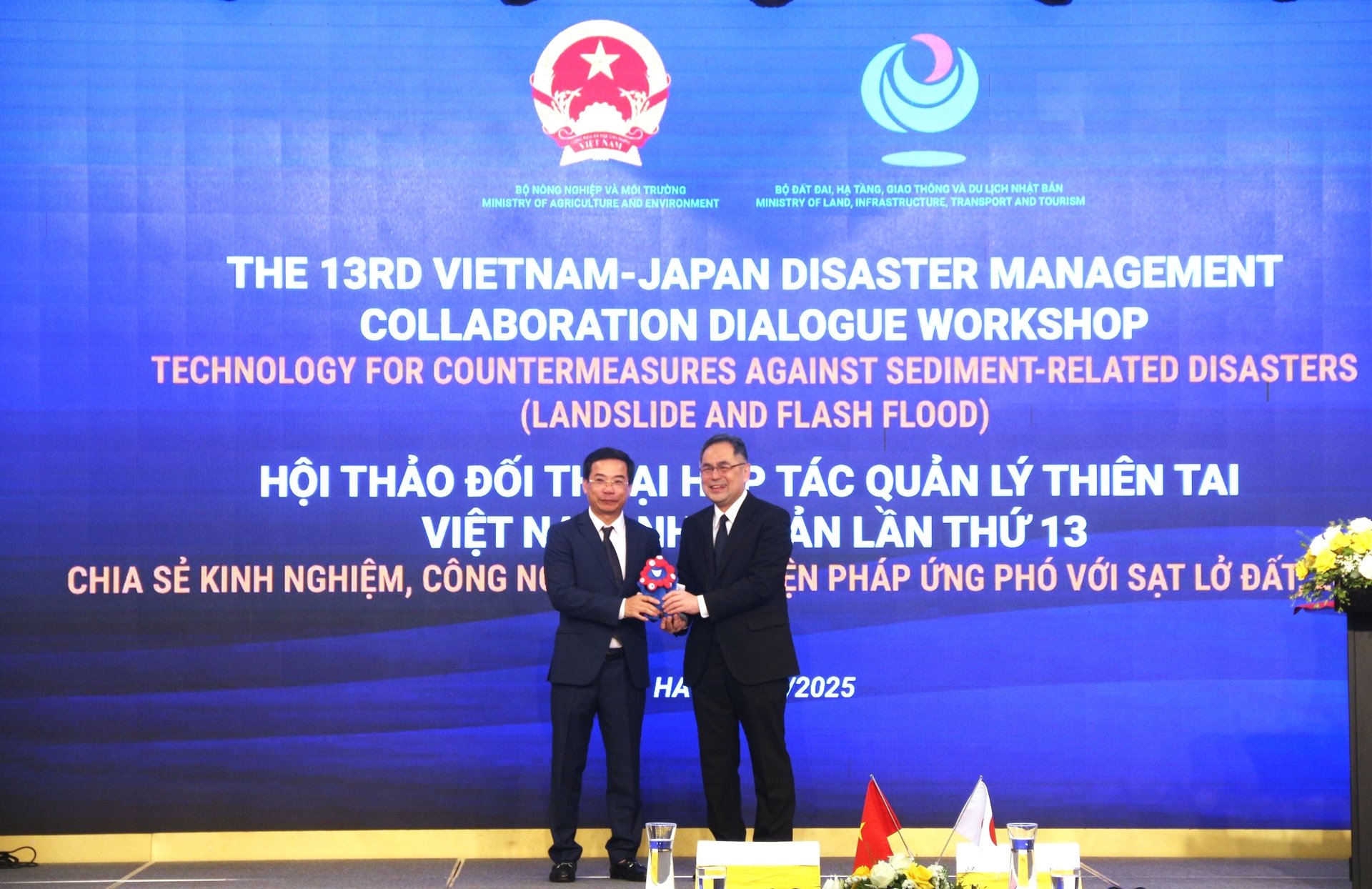 Phó Cục trưởng Cục Quản lý đê điều và Phòng chống thiên tai Nguyễn Trường Sơn (trái) tặng quà lưu niệm cho ông Shin Ishikawa, Thư ký Bộ trưởng Bộ Đất đai, Hạ tầng, Giao thông và Du lịch Nhật Bản. Ảnh: Phạm Hiếu. Phó Cục trưởng Cục Quản lý đê điều và Phòng chống thiên tai Nguyễn Trường Sơn (trái) tặng quà lưu niệm cho ông Shin Ishikawa, Thư ký Bộ trưởng Bộ Đất đai, Hạ tầng, Giao thông và Du lịch Nhật Bản. Ảnh: Phạm Hiếu.