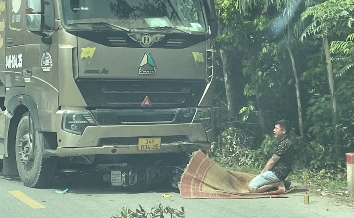 Vụ tai nạn giao thông giữa ô tô và xe máy khiến bà D. tử vong tại chỗ. Ảnh: Kiên Cường. Vụ tai nạn giao thông giữa ô tô và xe máy khiến bà D. tử vong tại chỗ. Ảnh: Kiên Cường.