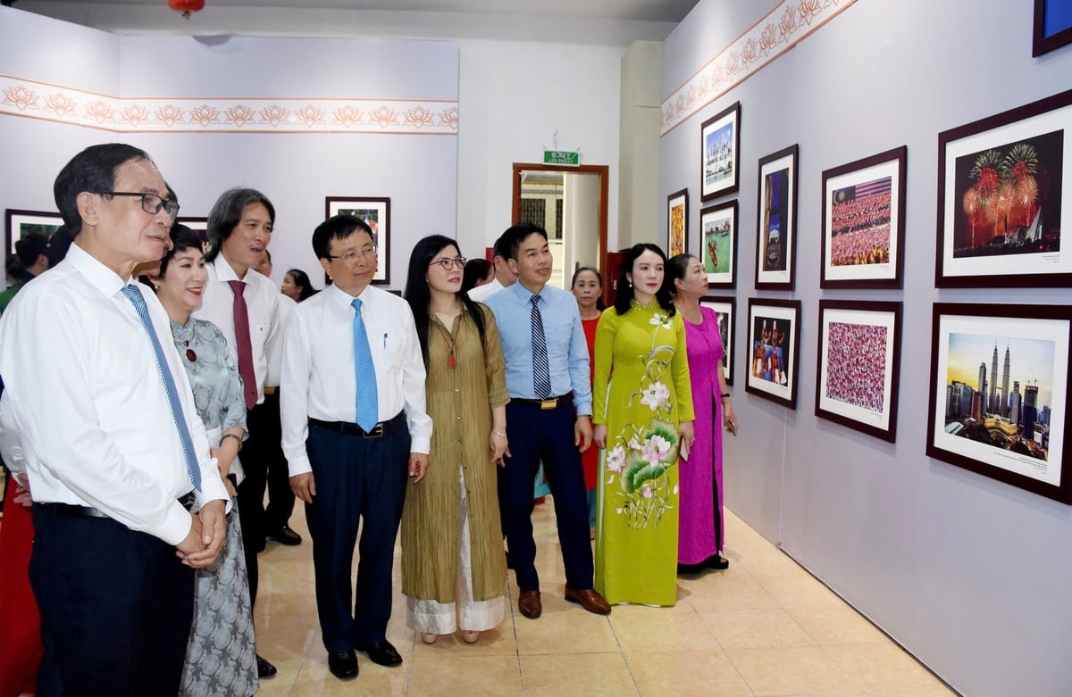 khai-mac-trien-lam-anh-dat-nuoc-con-nguoi-asean-084414_392