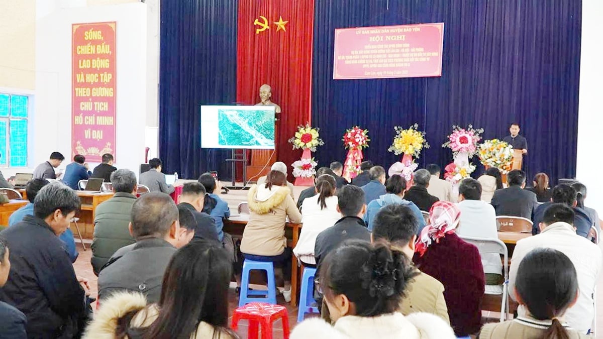 Huyện Bảo Yên, Lào Cai họp dân tuyên truyền công tác giải phóng mặt bằng, xây dựng khu tái định cư dự án đường sắt Lào Cai - Hà Nội - Hải Phòng. Ảnh: Trọng Điểm. Huyện Bảo Yên, Lào Cai họp dân tuyên truyền công tác giải phóng mặt bằng, xây dựng khu tái định cư dự án đường sắt Lào Cai - Hà Nội - Hải Phòng. Ảnh: Trọng Điểm.