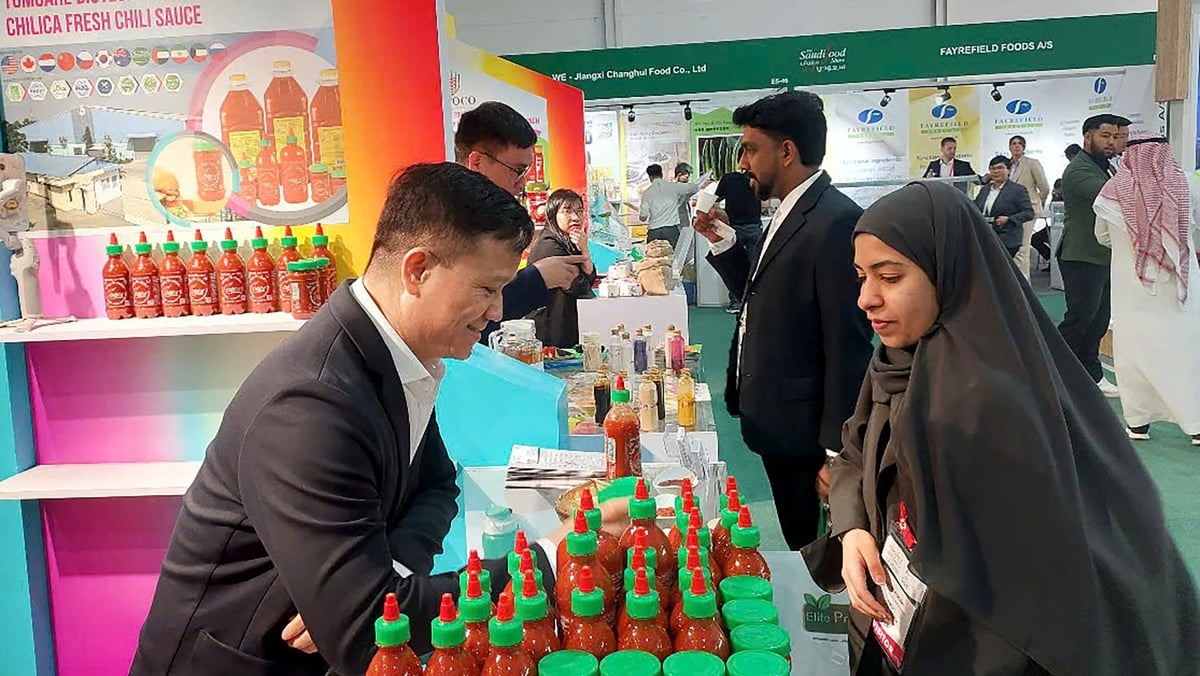 Chilica mang sản phẩm tương ớt lên men tự nhiên giới thiệu tại The Saudi Food Show 2025. Ảnh: ITPC. Chilica mang sản phẩm tương ớt lên men tự nhiên giới thiệu tại The Saudi Food Show 2025. Ảnh: ITPC.