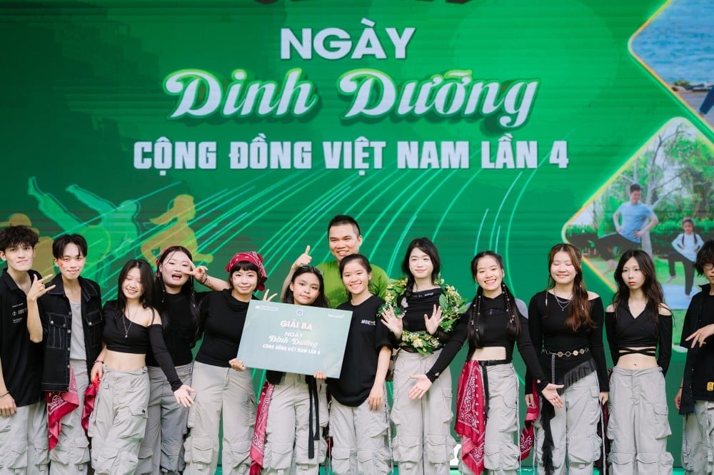 Ông Nguyễn Thành Đạt, Giám đốc Truyền thông Cấp cao, Herbalife Việt Nam trao giải cho đội thắng cuộc. Ảnh: Ban Tổ chức. Ông Nguyễn Thành Đạt, Giám đốc Truyền thông Cấp cao, Herbalife Việt Nam trao giải cho đội thắng cuộc. Ảnh: Ban Tổ chức.