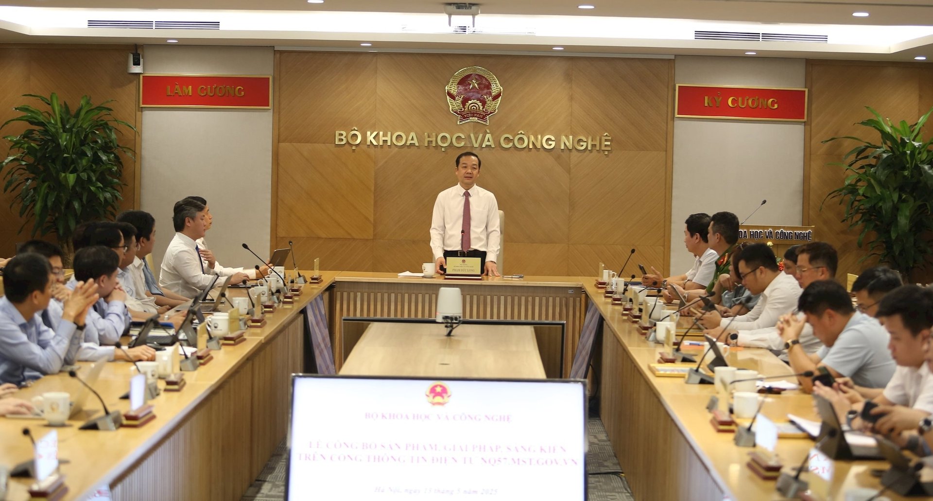 Thứ trưởng Bộ Khoa học và Công nghệ Phạm Đức Long cho biết, Cổng Thông tin điện tử đã sẵn sàng trở thành địa chỉ tin cậy để tiếp nhận, đánh giá và công bố các sản phẩm, giải pháp khoa học, công nghệ, đổi mới sáng tạo và chuyển đổi số. Ảnh: Bộ KHCN. Thứ trưởng Bộ Khoa học và Công nghệ Phạm Đức Long cho biết, Cổng Thông tin điện tử đã sẵn sàng trở thành địa chỉ tin cậy để tiếp nhận, đánh giá và công bố các sản phẩm, giải pháp khoa học, công nghệ, đổi mới sáng tạo và chuyển đổi số. Ảnh: Bộ KHCN.