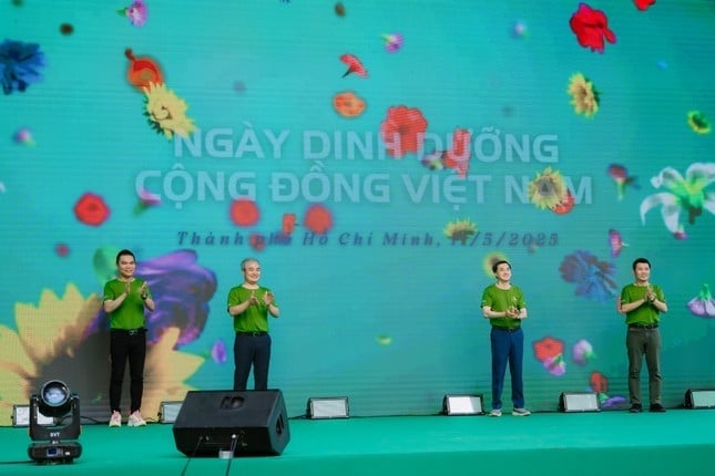 GS.TS Trần Văn Thuấn, Thứ trưởng Bộ Y tế cùng Ban Tổ chức, Ban Giám khảo và đại diện Nhà tài trợ Herbalife Việt Nam bấm nút khai mạc. Ảnh: Ban Tổ chức. GS.TS Trần Văn Thuấn, Thứ trưởng Bộ Y tế cùng Ban Tổ chức, Ban Giám khảo và đại diện Nhà tài trợ Herbalife Việt Nam bấm nút khai mạc. Ảnh: Ban Tổ chức.