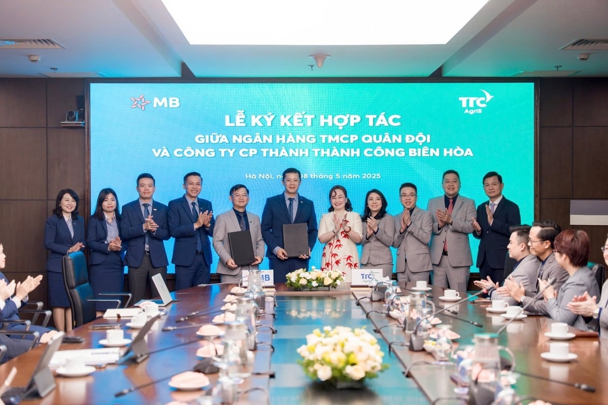 Lễ ký kết hợp tác chiến lược giữa AgriS và MB, thiết lập mối quan hệ chiến lược với định hướng xây dựng một hệ sinh thái Tài chính - Nông nghiệp số toàn diện. Lễ ký kết hợp tác chiến lược giữa AgriS và MB, thiết lập mối quan hệ chiến lược với định hướng xây dựng một hệ sinh thái Tài chính - Nông nghiệp số toàn diện.