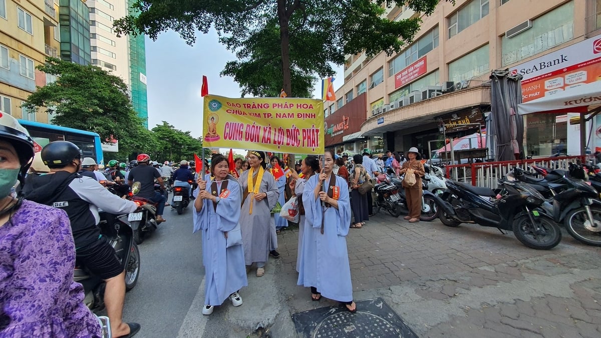 Đông đảo tín đồ Phật giáo từ các ngả đường đổ về khu vực chùa Quán Sứ để chiêm bái Xá lợi Phật. Ảnh: Xuân Vũ. Đông đảo tín đồ Phật giáo từ các ngả đường đổ về khu vực chùa Quán Sứ để chiêm bái Xá lợi Phật. Ảnh: Xuân Vũ.