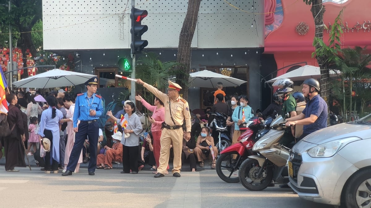 Cảnh sát giao thông Hà Nội và lực lượng chức năng phân luồng giao thông phục vụ Đại lễ Phật đản Vesak 2025. Ảnh: Xuân Vũ. Cảnh sát giao thông Hà Nội và lực lượng chức năng phân luồng giao thông phục vụ Đại lễ Phật đản Vesak 2025. Ảnh: Xuân Vũ.