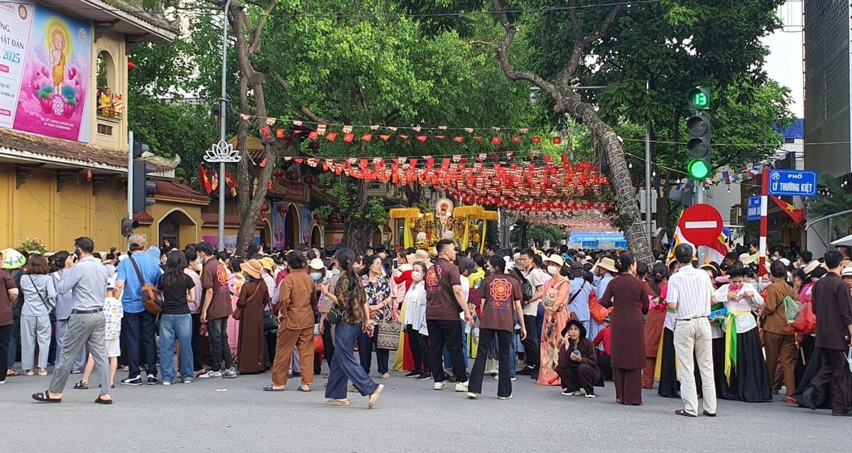 Đông đảo các tín đồ Phật giáo, nhân dân và du khách đổ về khu vực chủa Quán Sứ để chiêm bái Xá lợi Phật từ chiều 13/5. Ảnh: Xuân Vũ. Đông đảo các tín đồ Phật giáo, nhân dân và du khách đổ về khu vực chủa Quán Sứ để chiêm bái Xá lợi Phật từ chiều 13/5. Ảnh: Xuân Vũ.