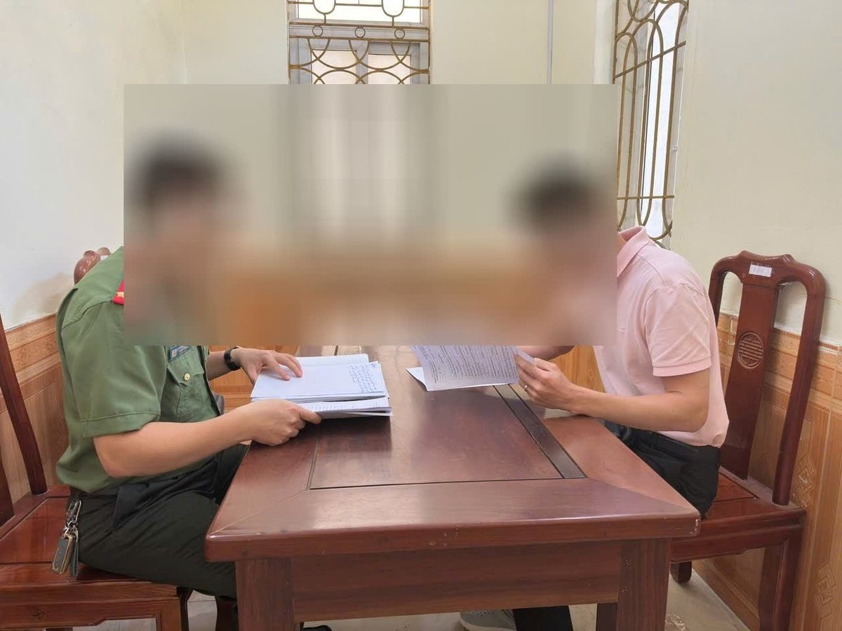 Lực lượng chức năng làm việc với ông H.B. Ảnh: Công an TP Hải Phòng. Lực lượng chức năng làm việc với ông H.B. Ảnh: Công an TP Hải Phòng.