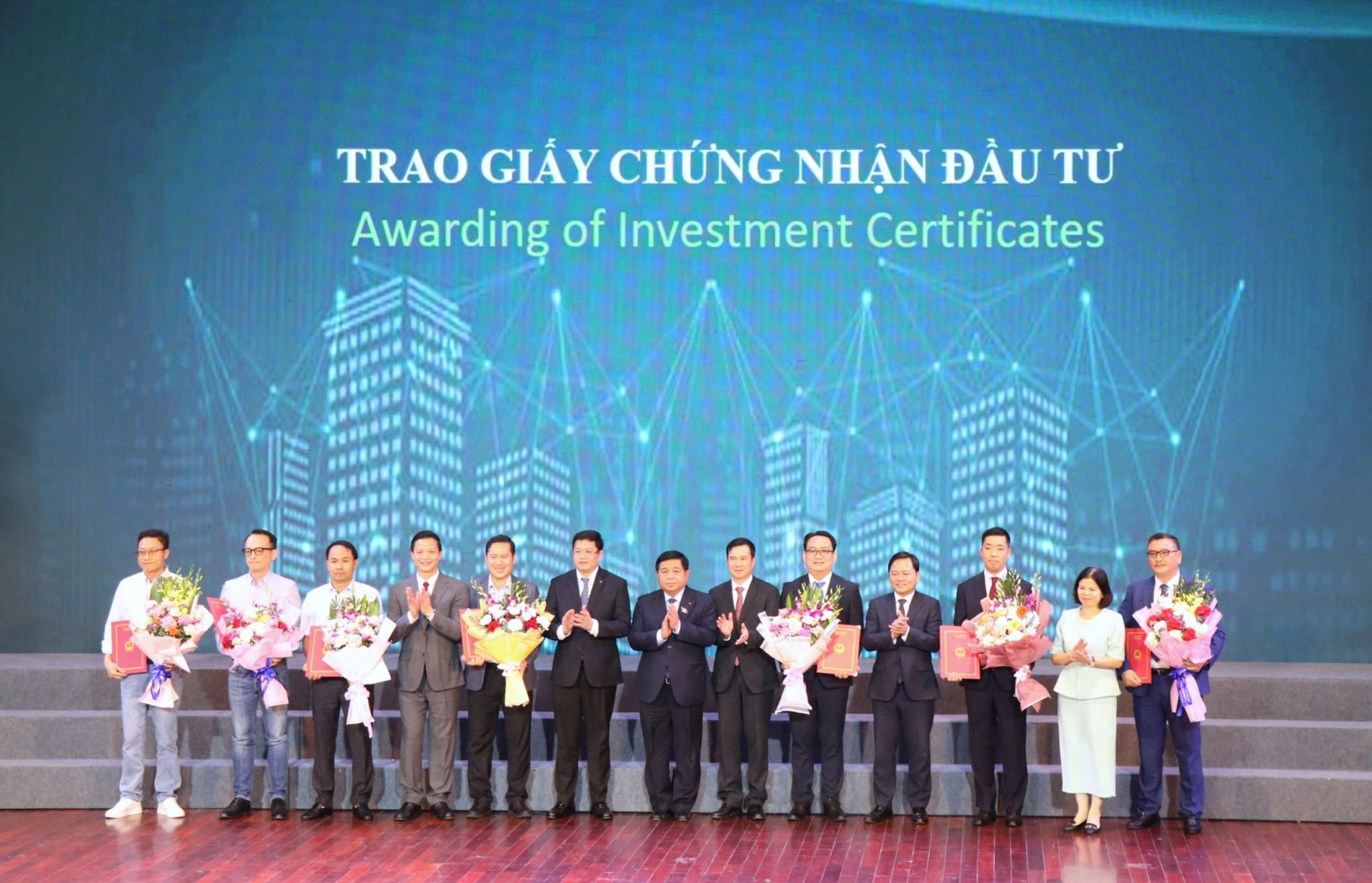 Phó thủ tướng Nguyễn Chí Dũng cùng lãnh đạo tỉnh chúc mừng các doanh nghiệp được nhận giấy chứng nhận đầu tư. Ảnh: Bacninh.gov.vn. Phó thủ tướng Nguyễn Chí Dũng cùng lãnh đạo tỉnh chúc mừng các doanh nghiệp được nhận giấy chứng nhận đầu tư. Ảnh: Bacninh.gov.vn.