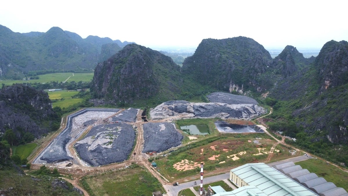 Người dân chặn xe chở rác vì bức xúc trước thực trạng ô nhiễm tại bãi rác Đông Nam. Ảnh: Thanh Tâm. Người dân chặn xe chở rác vì bức xúc trước thực trạng ô nhiễm tại bãi rác Đông Nam. Ảnh: Thanh Tâm.
