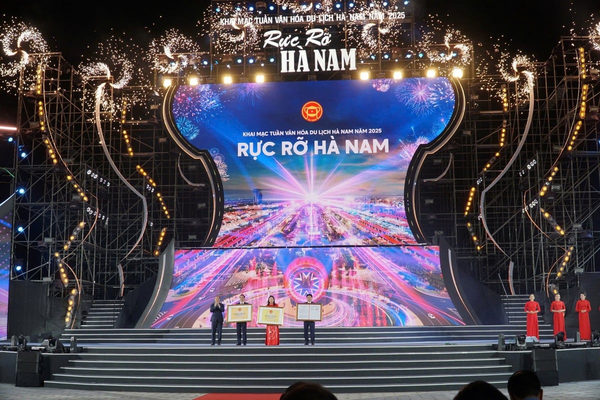 Ông Lê Hải Bình, Thứ trưởng Bộ Văn hóa, Thể thao và Du lịch trao các quyết định công nhận 3 Bảo vật quốc gia và 2 Di tích cấp quốc gia cho tỉnh Hà Nam. Ảnh: Như Thiệp. Ông Lê Hải Bình, Thứ trưởng Bộ Văn hóa, Thể thao và Du lịch trao các quyết định công nhận 3 Bảo vật quốc gia và 2 Di tích cấp quốc gia cho tỉnh Hà Nam. Ảnh: Như Thiệp.