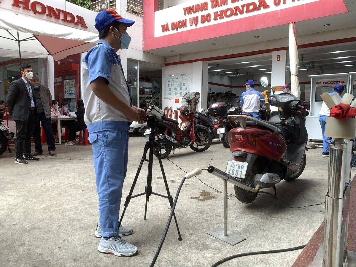 Việc kiểm định khí thải xe moto, xe gắn máy sẽ thực hiện theo lộ trình, theo từng địa phương. Ảnh: Hoàng Hiệp. Việc kiểm định khí thải xe moto, xe gắn máy sẽ thực hiện theo lộ trình, theo từng địa phương. Ảnh: Hoàng Hiệp.