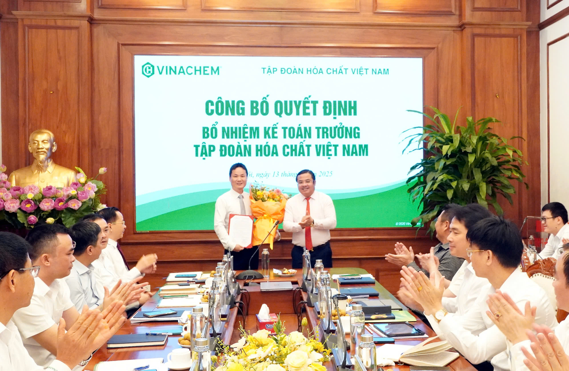 Ông Phùng Quang Hiệp, Chủ tịch HĐTV Tập đoàn, trao quyết định bổ nhiệm ông Trần Quốc Cương giữ chức vụ Kế toán trưởng tại Tập đoàn. Ảnh: Vinachem. Ông Phùng Quang Hiệp, Chủ tịch HĐTV Tập đoàn, trao quyết định bổ nhiệm ông Trần Quốc Cương giữ chức vụ Kế toán trưởng tại Tập đoàn. Ảnh: Vinachem.