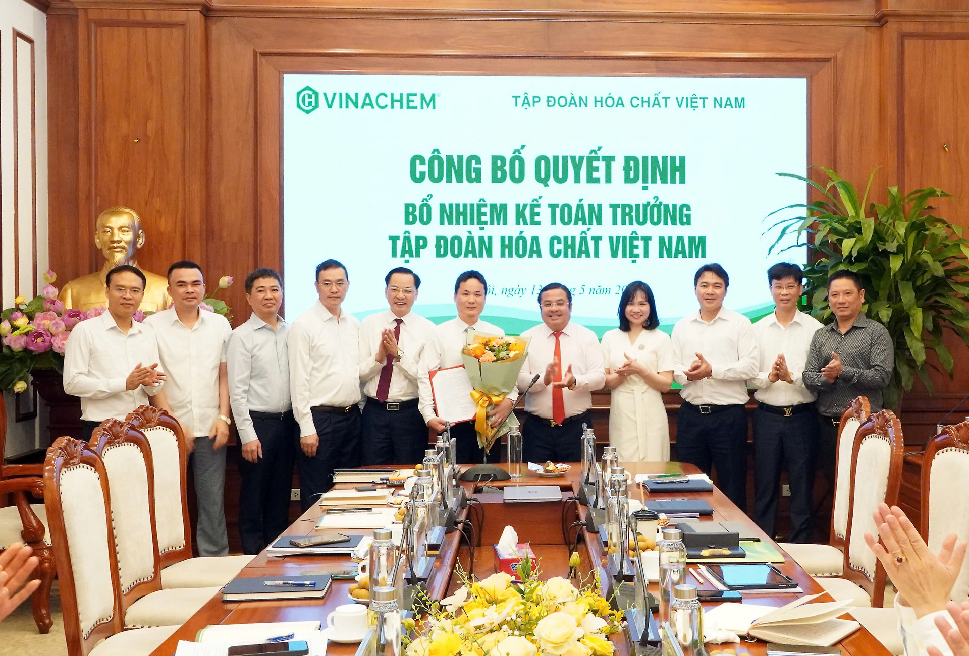 Lãnh đạo và các cán bộ tặng hoa chúc mừng tân Kế toán trưởng Tập đoàn Hóa chất Việt Nam. Ảnh: Vinachem. Lãnh đạo và các cán bộ tặng hoa chúc mừng tân Kế toán trưởng Tập đoàn Hóa chất Việt Nam. Ảnh: Vinachem.