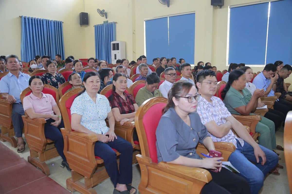 Rất đông người dân xã Đông Nam tập trung tới buổi đối thoại. Ảnh: Thanh Tâm. Rất đông người dân xã Đông Nam tập trung tới buổi đối thoại. Ảnh: Thanh Tâm.