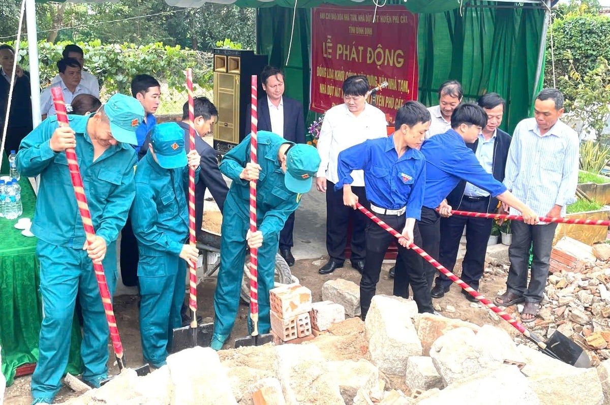 Lực lượng các hội, đoàn thể huyện Phù Cát (Bình Định) giúp đỡ người dân xây dựng nhà mới. Ảnh: V.Đ.T. Lực lượng các hội, đoàn thể huyện Phù Cát (Bình Định) giúp đỡ người dân xây dựng nhà mới. Ảnh: V.Đ.T.