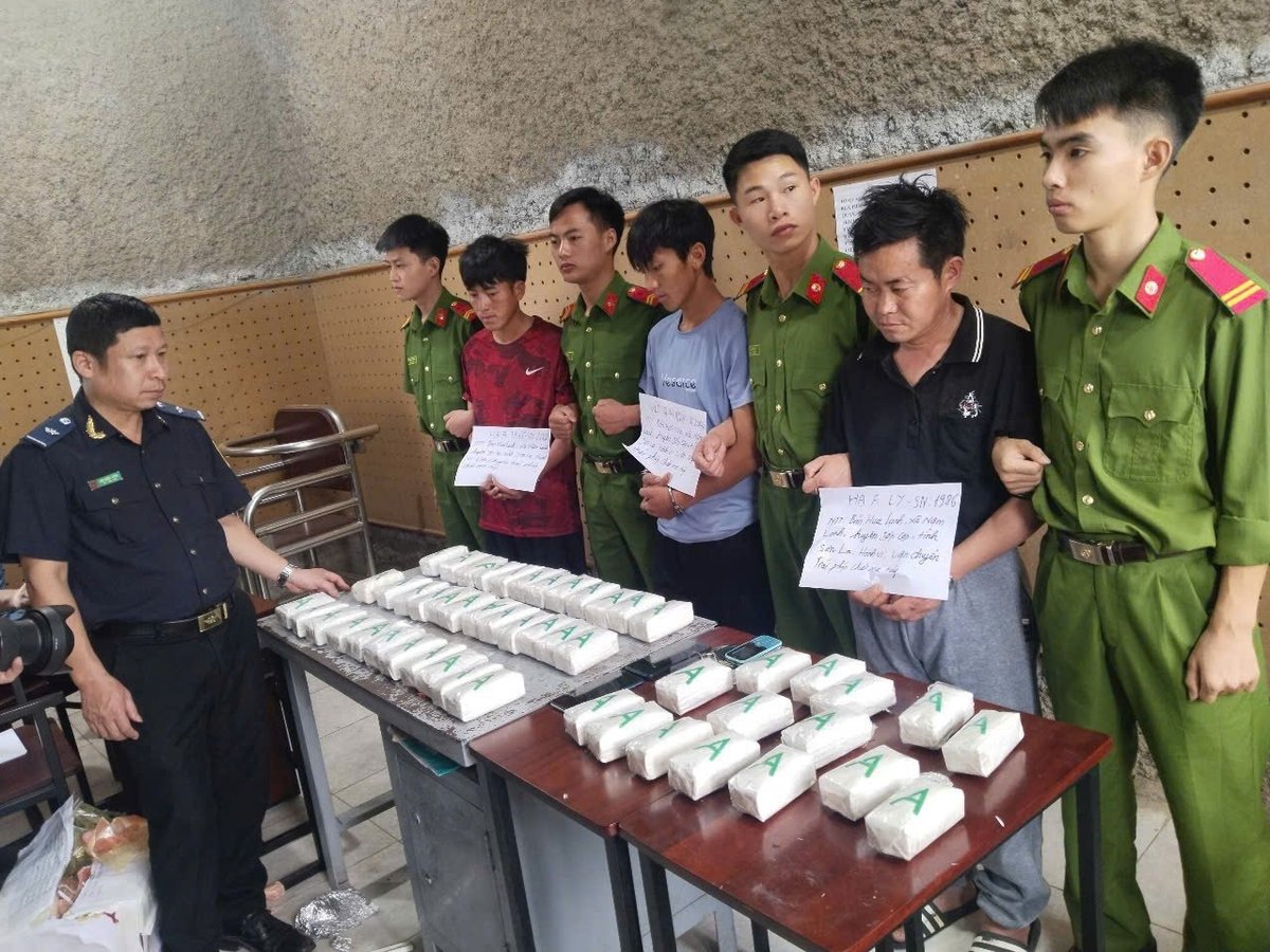 Lực lượng chức năng bắt giữ 3 đối tượng cùng 17 bánh ma tuý. Ảnh: Cục Hải quan. Lực lượng chức năng bắt giữ 3 đối tượng cùng 17 bánh ma tuý. Ảnh: Cục Hải quan.