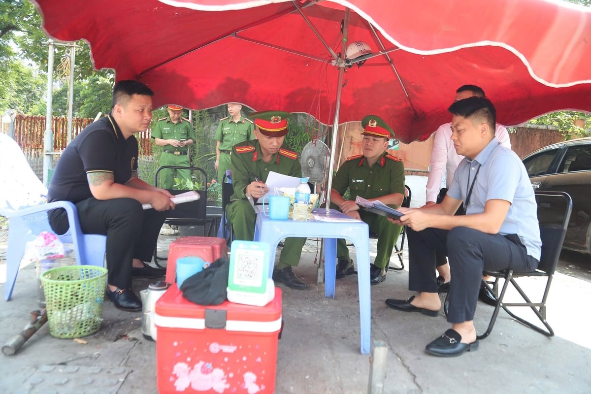 Lực lượng chức năng kiểm tra bãi xe trái phép của Công ty TNHH Vượng Thịnh Đạt. Ảnh: Cao Sơn. Lực lượng chức năng kiểm tra bãi xe trái phép của Công ty TNHH Vượng Thịnh Đạt. Ảnh: Cao Sơn.