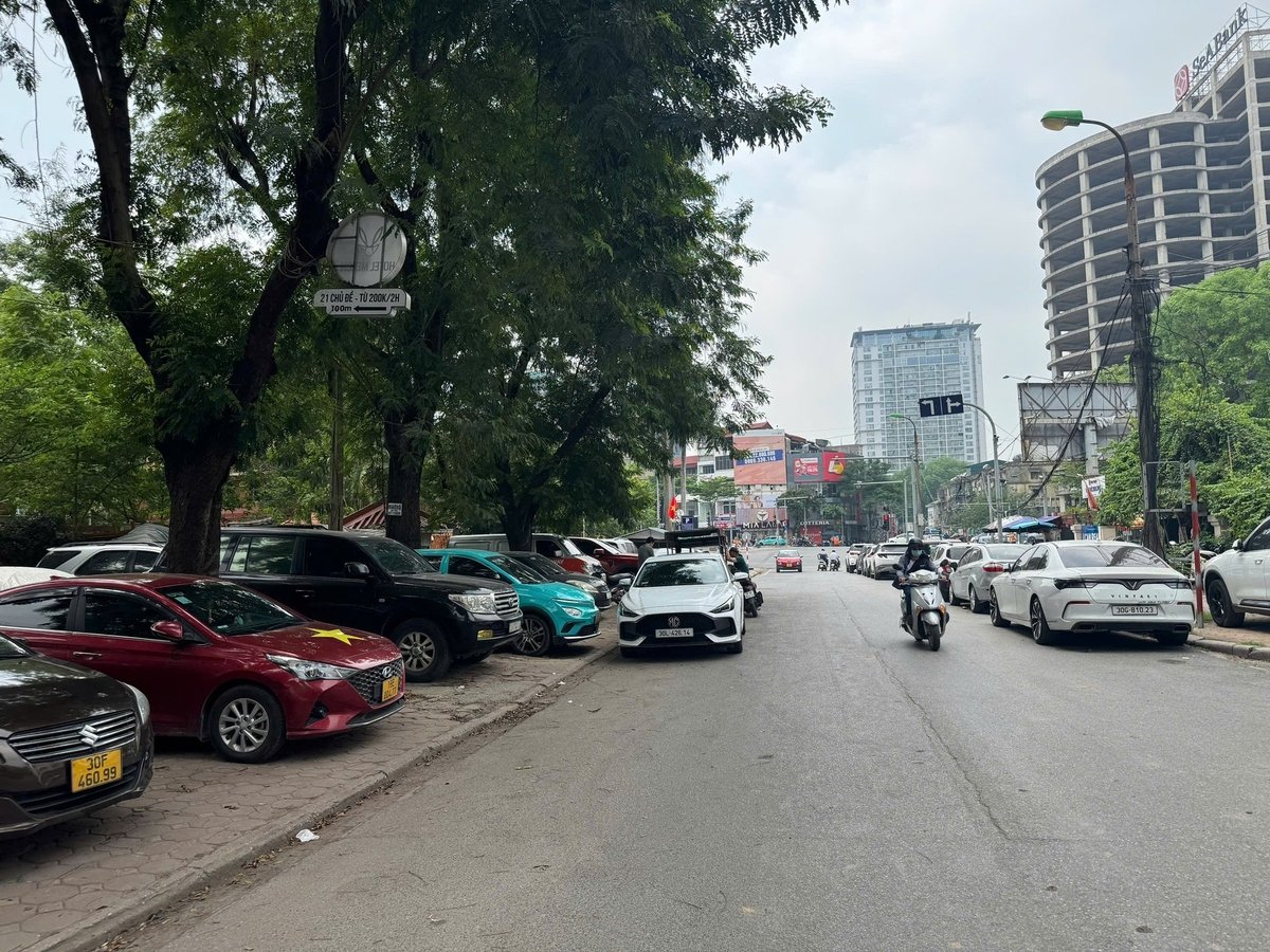 Công ty TNHH Vượng Thịnh Đạt tự ý chiếm dụng vỉa hè, lòng đường ngõ 294 Kim Mã để trông giữ xe, thu tiền trái phép. Ảnh: Cao Sơn. Công ty TNHH Vượng Thịnh Đạt tự ý chiếm dụng vỉa hè, lòng đường ngõ 294 Kim Mã để trông giữ xe, thu tiền trái phép. Ảnh: Cao Sơn.