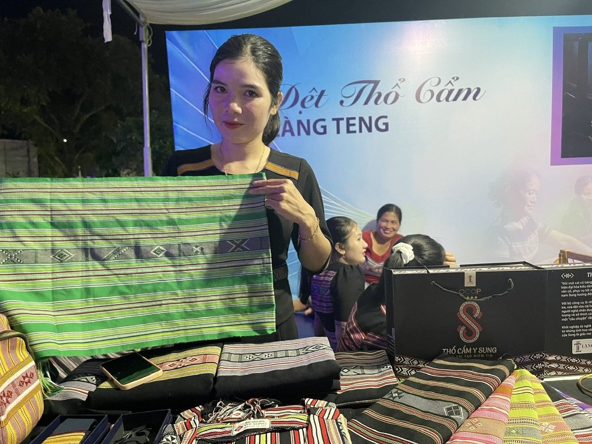 Khăn quàng cổ thổ cẩm Y Sung (sản phẩm thổ cẩm Làng Teng) đã được chứng nhận sản phẩm OCOP 4 sao cấp tỉnh. Ảnh: Võ Hà. Khăn quàng cổ thổ cẩm Y Sung (sản phẩm thổ cẩm Làng Teng) đã được chứng nhận sản phẩm OCOP 4 sao cấp tỉnh. Ảnh: Võ Hà.