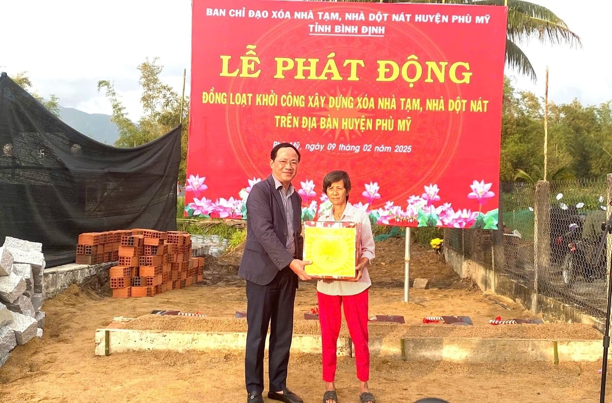 Ông Phạm Anh Tuấn, Chủ tịch UBND tỉnh Bình Định, dự lễ phát động đồng loạt khởi công xóa nhà tạm, nhà dột nát trên địa bàn huyện Phù Mỹ. Ảnh:V.Đ.T. Ông Phạm Anh Tuấn, Chủ tịch UBND tỉnh Bình Định, dự lễ phát động đồng loạt khởi công xóa nhà tạm, nhà dột nát trên địa bàn huyện Phù Mỹ. Ảnh:V.Đ.T.