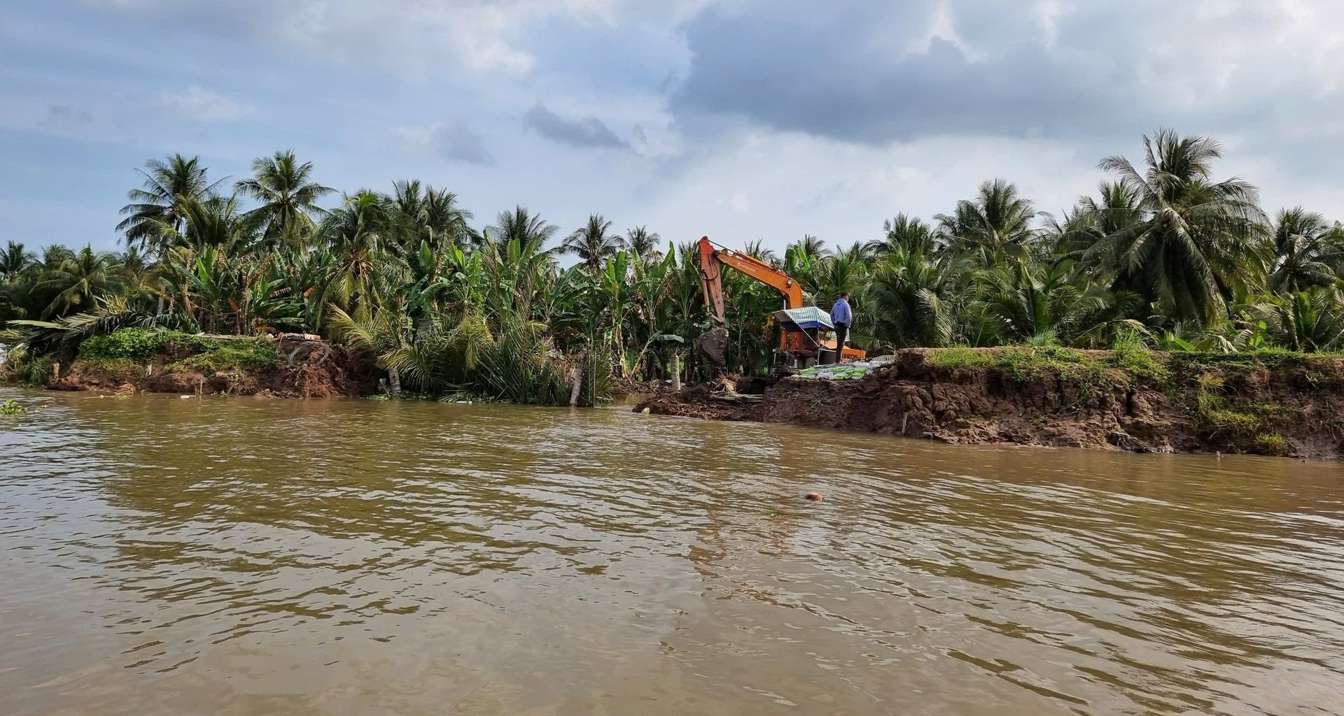 Chính quyền địa phương đang khẩn trương gia cố các khu vực đê bao bị lở. Ảnh: Hồ Thảo.
