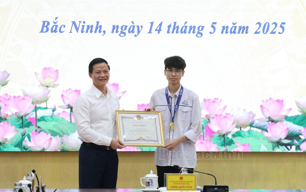 Chủ tịch UBND tỉnh Vương Quốc Tuấn khen thưởng thành tích xuất sắc của em Nguyễn Công Vinh. Ảnh: Báo Bắc Ninh. Chủ tịch UBND tỉnh Vương Quốc Tuấn khen thưởng thành tích xuất sắc của em Nguyễn Công Vinh. Ảnh: Báo Bắc Ninh.