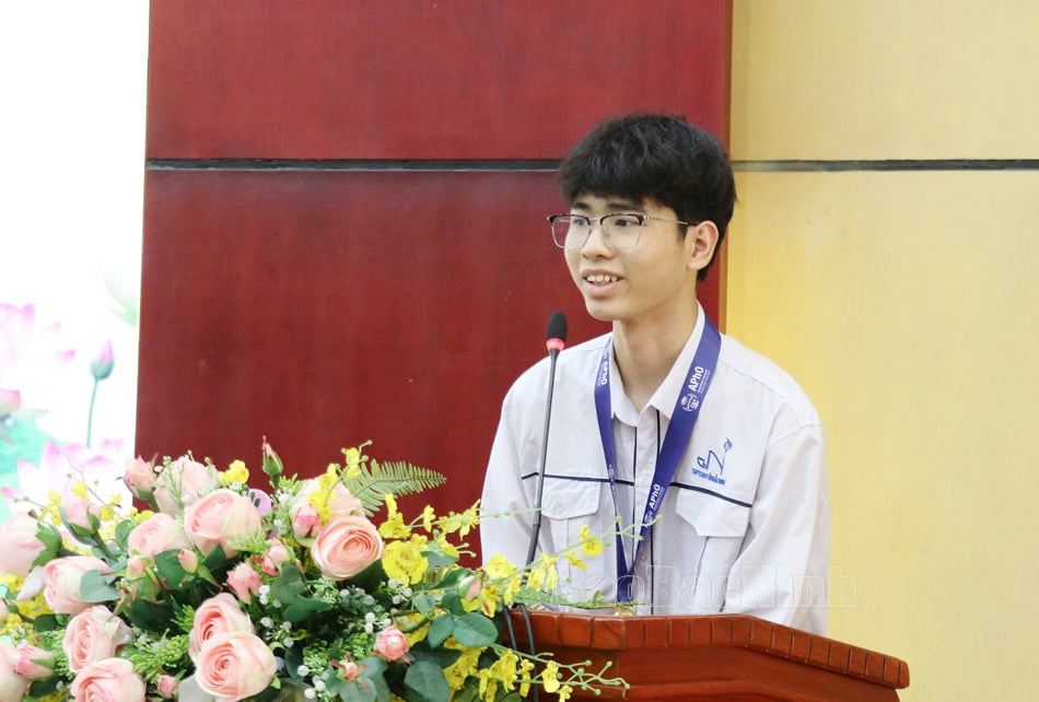 Em Nguyễn Công Vinh trân trọng cảm ơn sự quan tâm, động viên của các đồng chí lãnh đạo tỉnh. Ảnh: Báo Bắc Ninh. Em Nguyễn Công Vinh trân trọng cảm ơn sự quan tâm, động viên của các đồng chí lãnh đạo tỉnh. Ảnh: Báo Bắc Ninh.