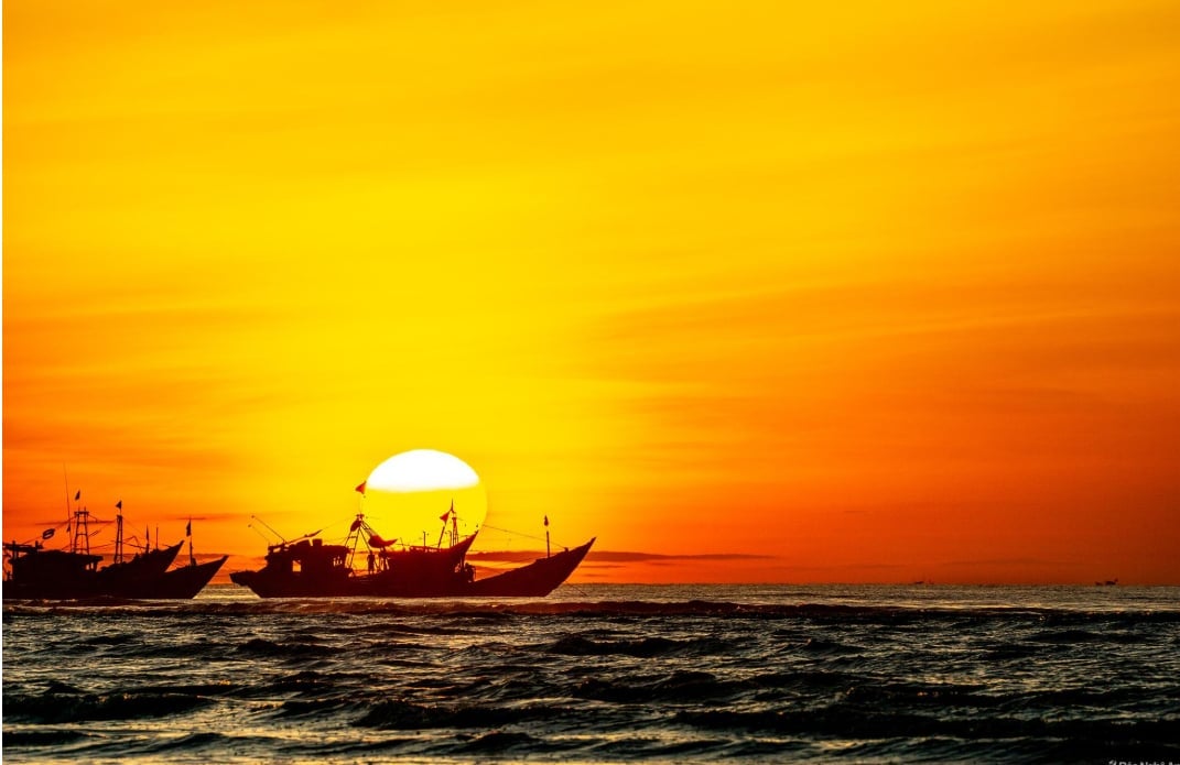 Mặt trời lên cũng là lúc những con tàu đánh bắt xa bờ trở về. Ảnh: Trương Đình Anh. Mặt trời lên cũng là lúc những con tàu đánh bắt xa bờ trở về. Ảnh: Trương Đình Anh.