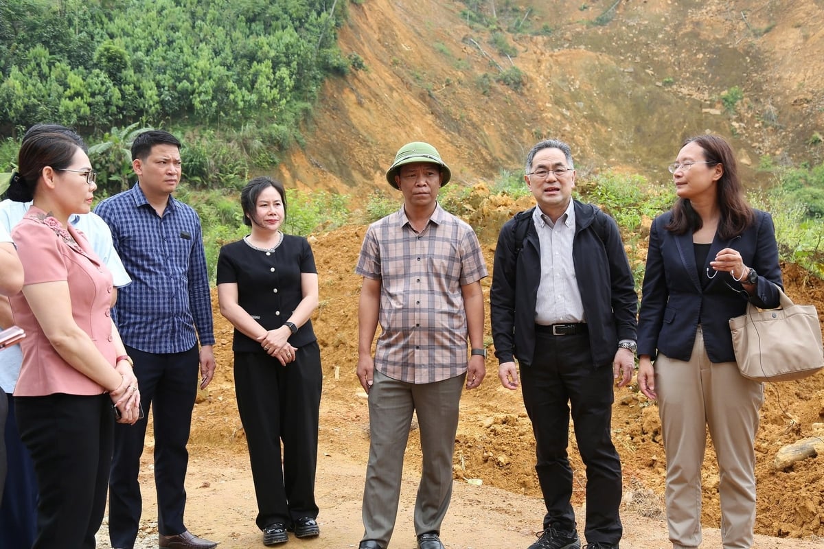 Đoàn công tác của Cục Quản lý đê điều và Phòng, chống thiên tai (Bộ NN-MT) cùng đoàn công tác của Bộ Đất đai, Hạ tầng, Giao thông và Du lịch Nhật Bản làm việc tại Yên Bái. Ảnh: Thanh Tiến. Đoàn công tác của Cục Quản lý đê điều và Phòng, chống thiên tai (Bộ NN-MT) cùng đoàn công tác của Bộ Đất đai, Hạ tầng, Giao thông và Du lịch Nhật Bản làm việc tại Yên Bái. Ảnh: Thanh Tiến.