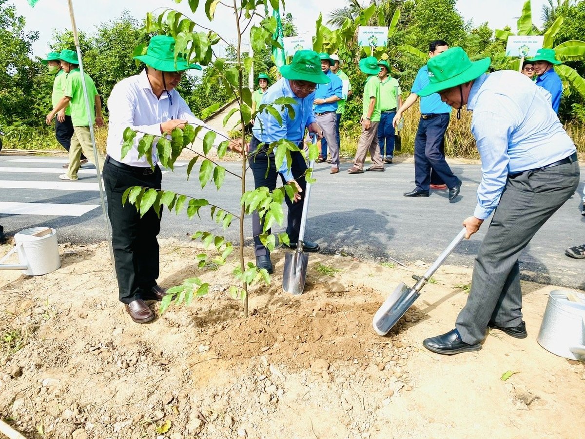Lễ phát động phong trào 'Tết trồng cây' tại Cần Thơ năm 2025 đặt mục tiêu trồng 30.000 cây xanh, góp phần phủ xanh đô thị, ứng phó biến đổi khí hậu. Ảnh: Lê Hoàng Vũ. Lễ phát động phong trào 'Tết trồng cây' tại Cần Thơ năm 2025 đặt mục tiêu trồng 30.000 cây xanh, góp phần phủ xanh đô thị, ứng phó biến đổi khí hậu. Ảnh: Lê Hoàng Vũ.