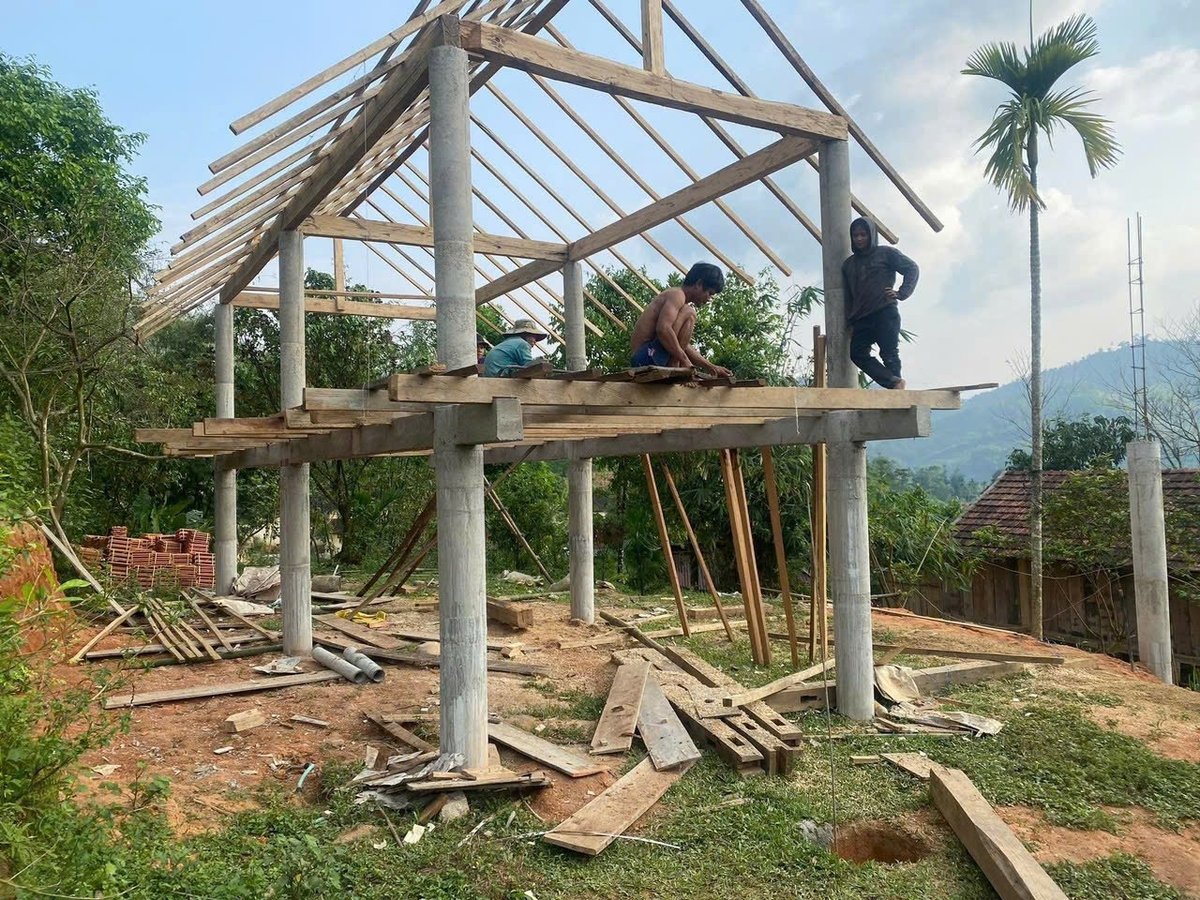 Ngôi nhà sàn của người đồng bào Cadong có 6 cột bê tông, lợp ngói.. đảm bảo tiêu chí '3 cứng'. Ảnh: Võ Hà. Ngôi nhà sàn của người đồng bào Cadong có 6 cột bê tông, lợp ngói.. đảm bảo tiêu chí '3 cứng'. Ảnh: Võ Hà.