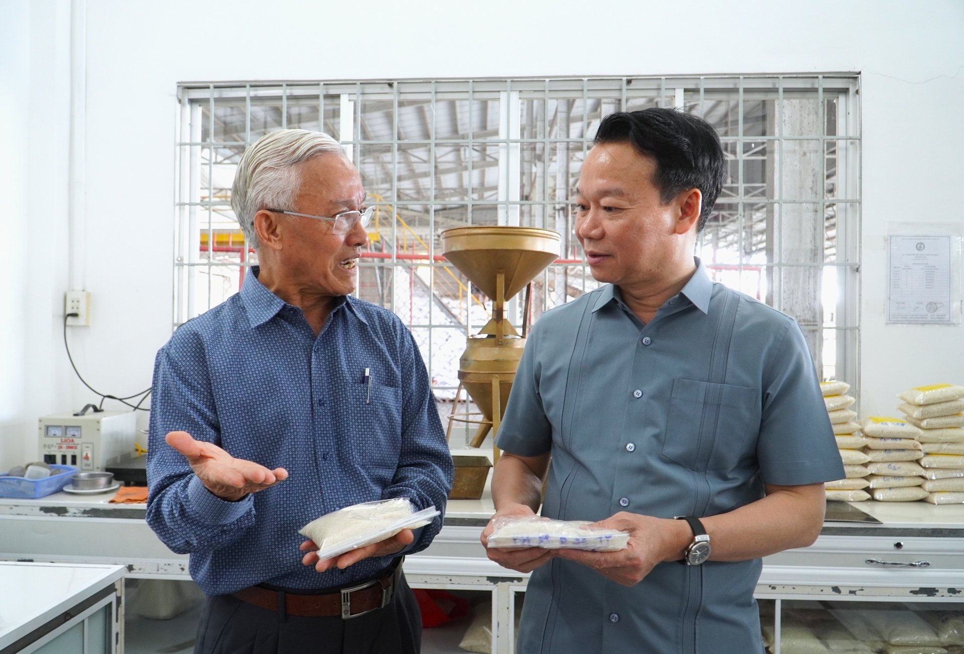 Minister of Agriculture and Environment Do Duc Duy learns about rice export capacity at Trung An High-Tech Agriculture Joint Stock Company (Can Tho City). Photo: Kim Anh.