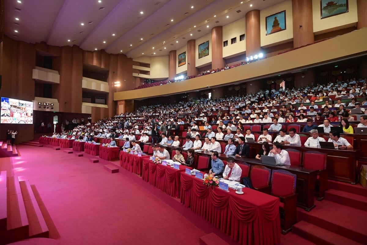 Hội nghị quy tụ hơn 1.200 đại biểu tham dự trực tiếp tại Bắc Ninh, cùng hàng nghìn đại biểu trực tuyến qua hệ thống kết nối từ 63 tỉnh, thành phố trực thuộc Trung ương. Ảnh: Tùng Đinh. Hội nghị quy tụ hơn 1.200 đại biểu tham dự trực tiếp tại Bắc Ninh, cùng hàng nghìn đại biểu trực tuyến qua hệ thống kết nối từ 63 tỉnh, thành phố trực thuộc Trung ương. Ảnh: Tùng Đinh.