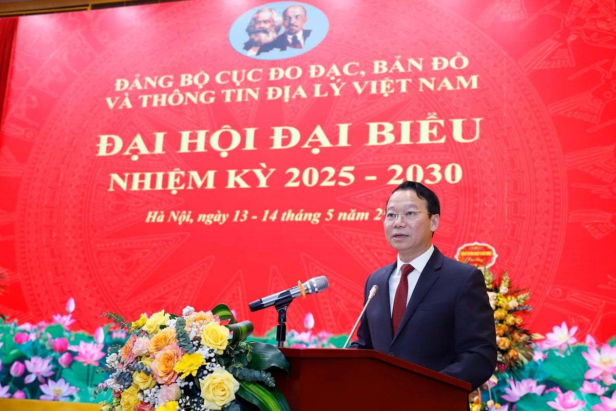 Đồng chí Đỗ Đức Duy, Bí thư Đảng ủy, Bộ trưởng Bộ NN-MT biểu dương và chúc mừng những kết quả nổi bật của Đảng bộ Cục Đo đạc, Bản đồ và Thông tin địa lý Việt Nam trong nhiệm kỳ vừa qua. Ảnh: Khương Trung. Đồng chí Đỗ Đức Duy, Bí thư Đảng ủy, Bộ trưởng Bộ NN-MT biểu dương và chúc mừng những kết quả nổi bật của Đảng bộ Cục Đo đạc, Bản đồ và Thông tin địa lý Việt Nam trong nhiệm kỳ vừa qua. Ảnh: Khương Trung.